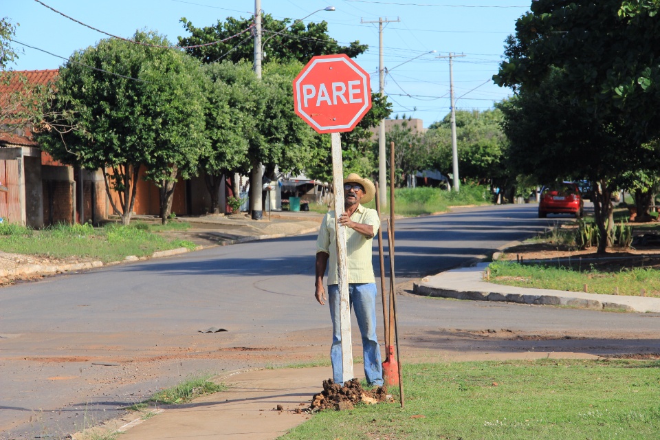 Demtrat faz substituição e instalação de placas de trânsito