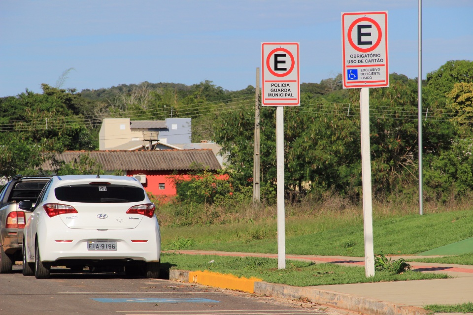 Demtrat faz substituição e instalação de placas de trânsito