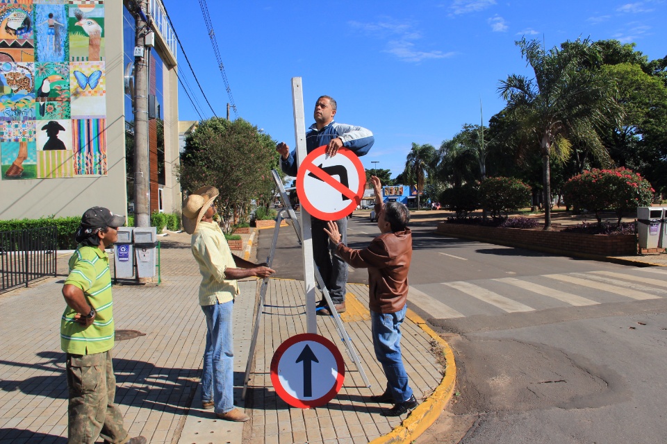Demtrat faz substituição e instalação de placas de trânsito