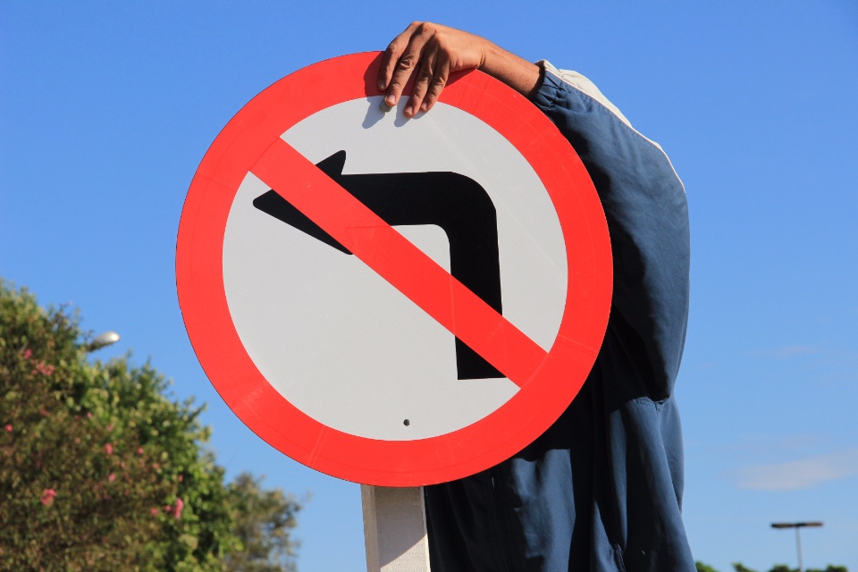 Demtrat faz substituição e instalação de placas de trânsito