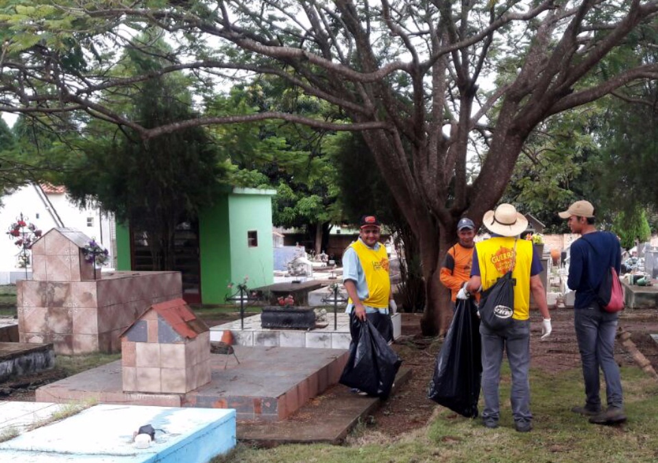 Prefeitura efetua roçada e pulverização do Cemitério Municipal