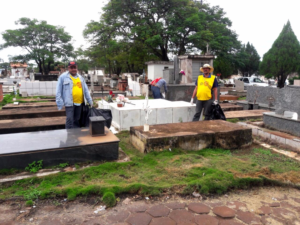 Prefeitura efetua roçada e pulverização do Cemitério Municipal