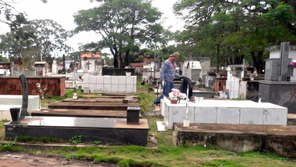 Prefeitura efetua roçada e pulverização do Cemitério Municipal