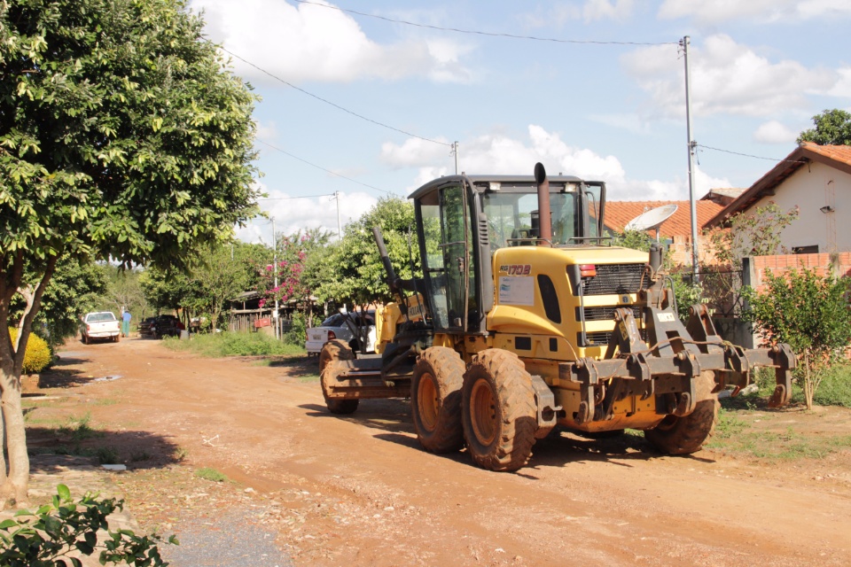 Prefeitura patrola Rua Projetada L, no Jardim Bom Viver II
