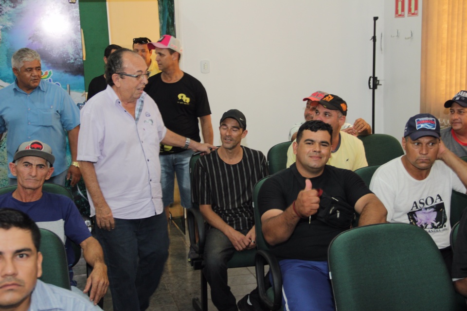 Prefeitura efetua a entrega de novos uniformes aos vigias