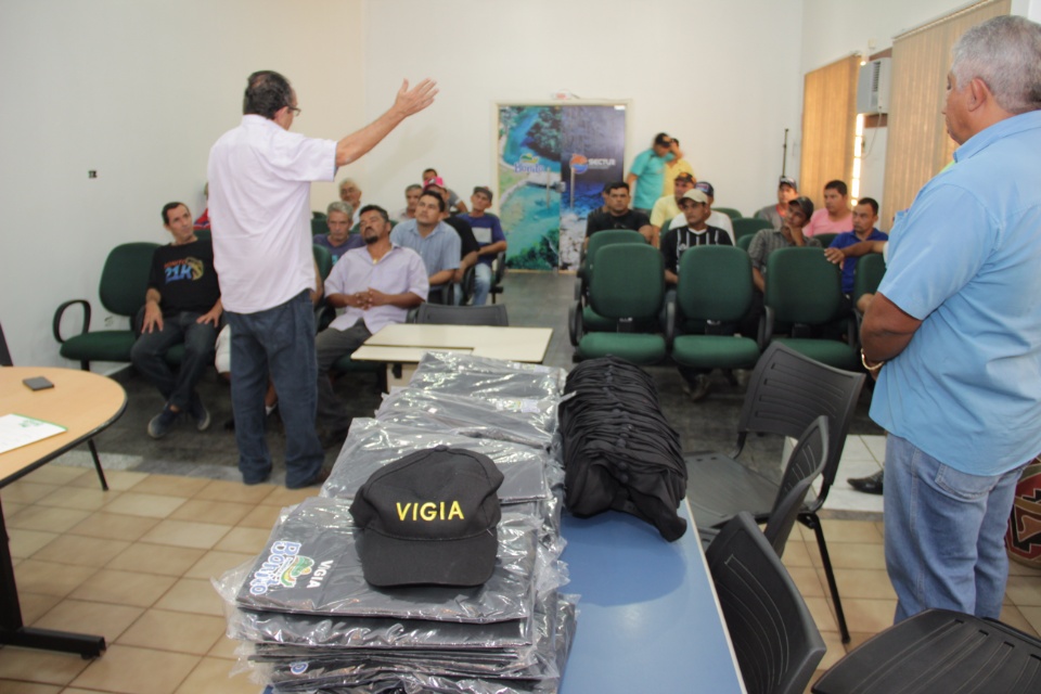 Prefeitura efetua a entrega de novos uniformes aos vigias