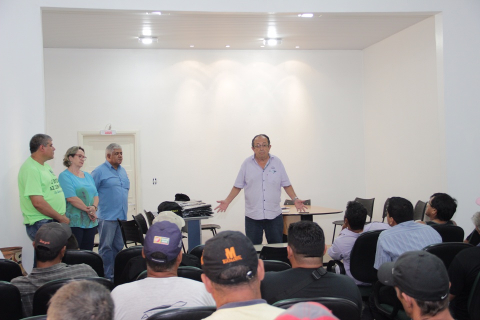 Prefeitura efetua a entrega de novos uniformes aos vigias