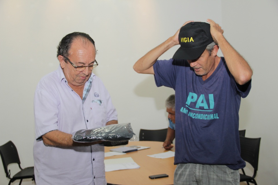 Prefeitura efetua a entrega de novos uniformes aos vigias