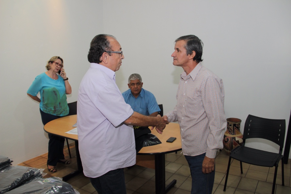 Prefeitura efetua a entrega de novos uniformes aos vigias