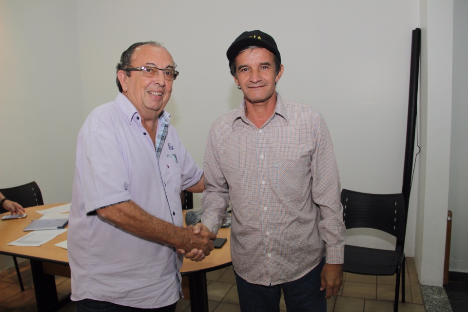 Prefeitura efetua a entrega de novos uniformes aos vigias