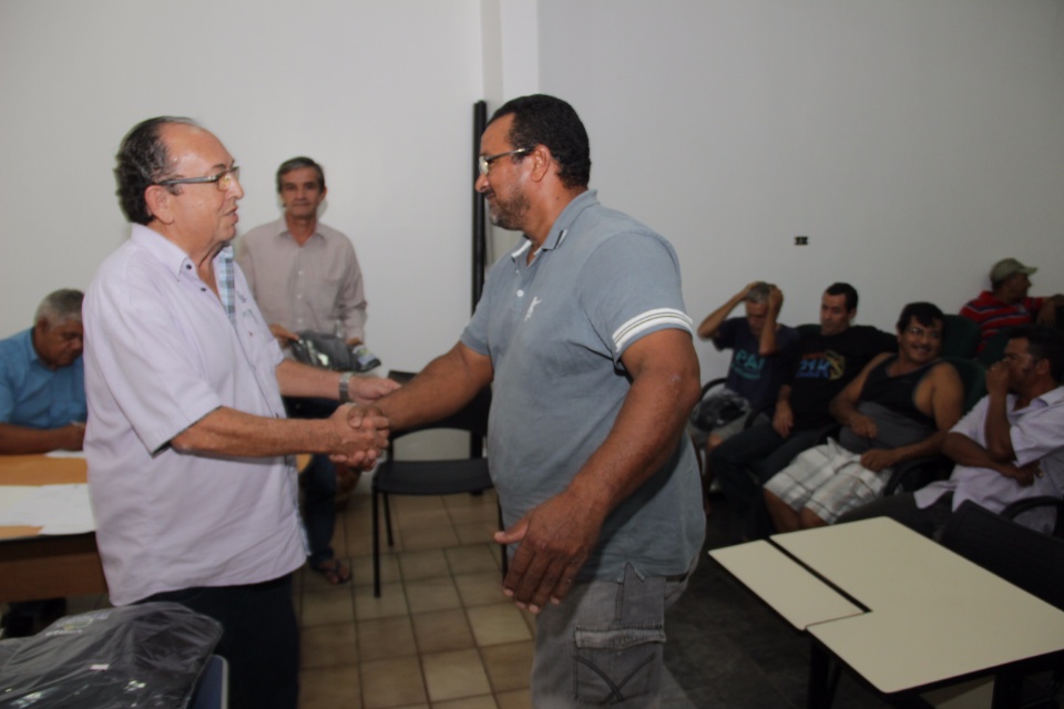 Prefeitura efetua a entrega de novos uniformes aos vigias