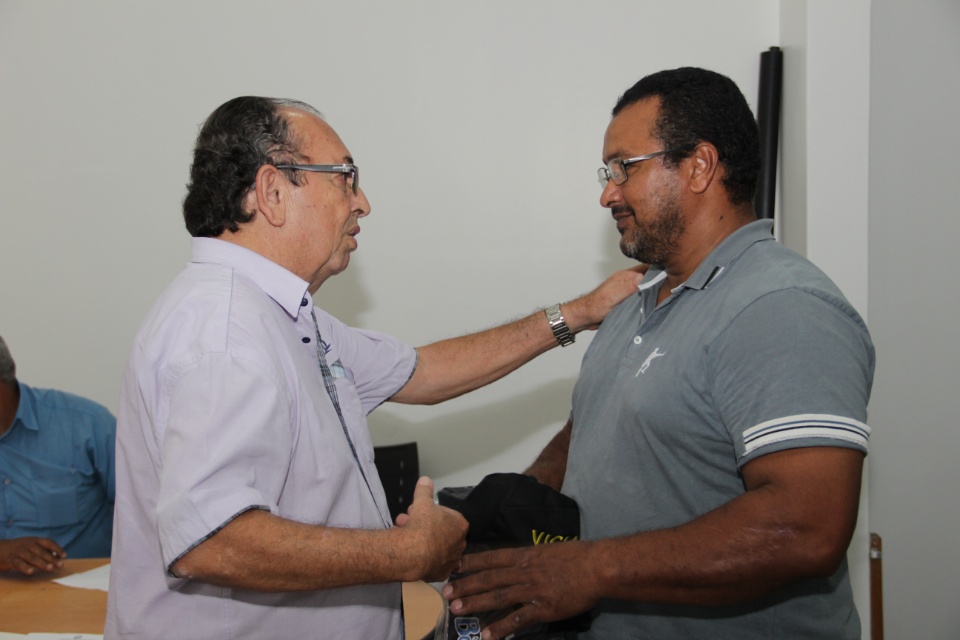 Prefeitura efetua a entrega de novos uniformes aos vigias