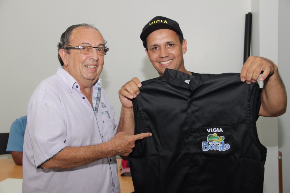 Prefeitura efetua a entrega de novos uniformes aos vigias