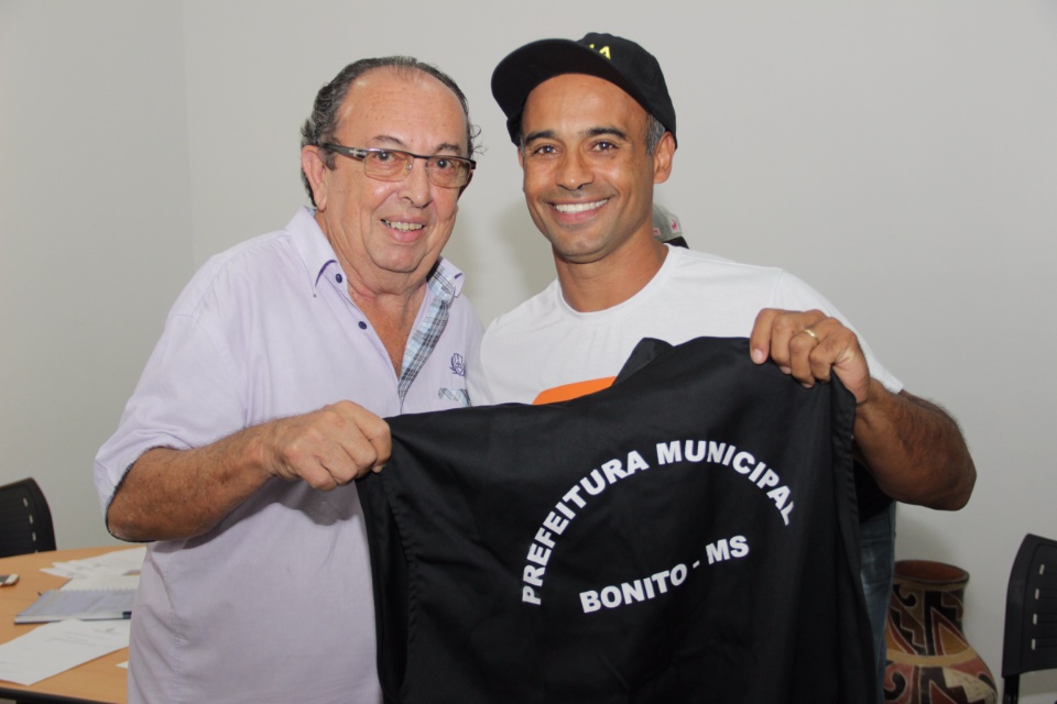 Prefeitura efetua a entrega de novos uniformes aos vigias