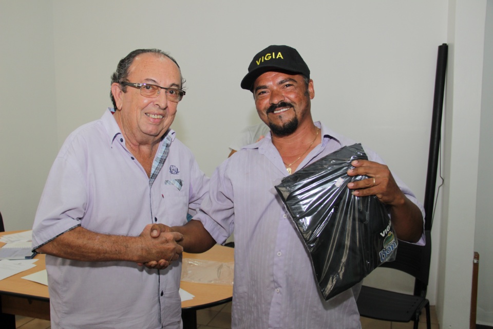 Prefeitura efetua a entrega de novos uniformes aos vigias