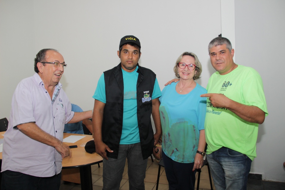Prefeitura efetua a entrega de novos uniformes aos vigias