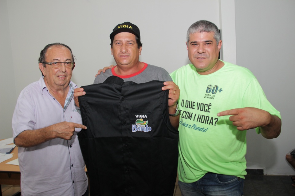 Prefeitura efetua a entrega de novos uniformes aos vigias