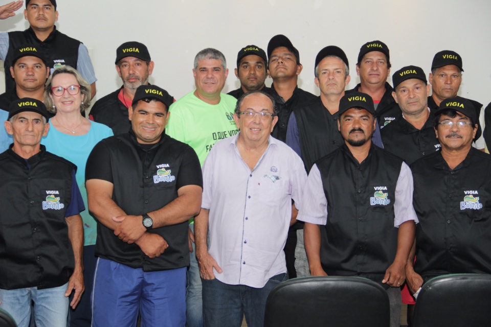 Prefeitura efetua a entrega de novos uniformes aos vigias