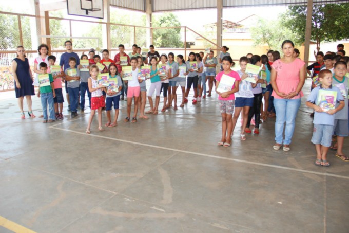 Educação: Prefeitura entregou apostilas para alunos das escolas municipais