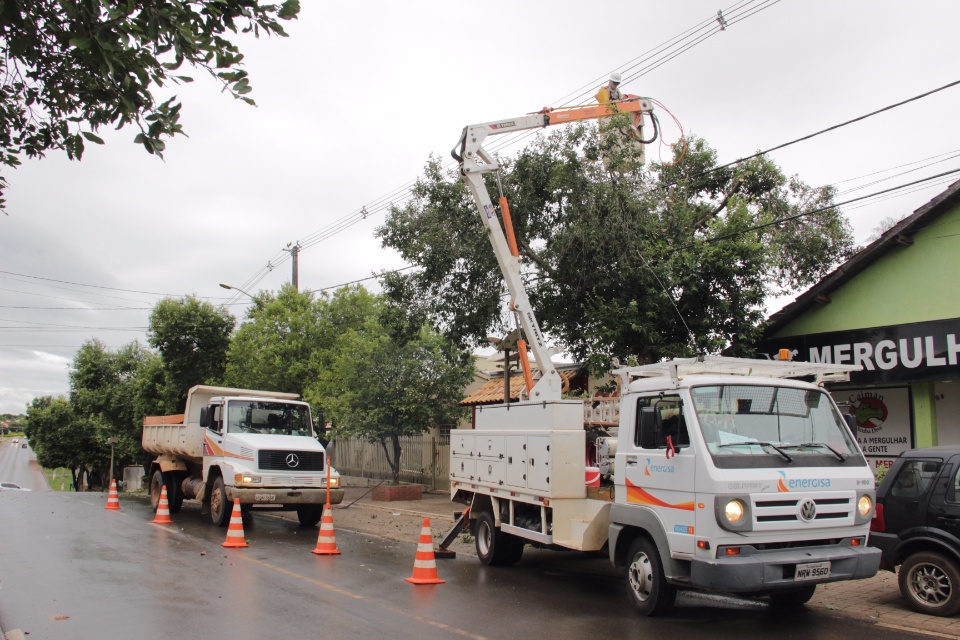 Energisa efetua poda de árvores sob supervisão da prefeitura