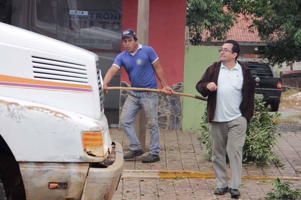 Energisa efetua poda de árvores sob supervisão da prefeitura