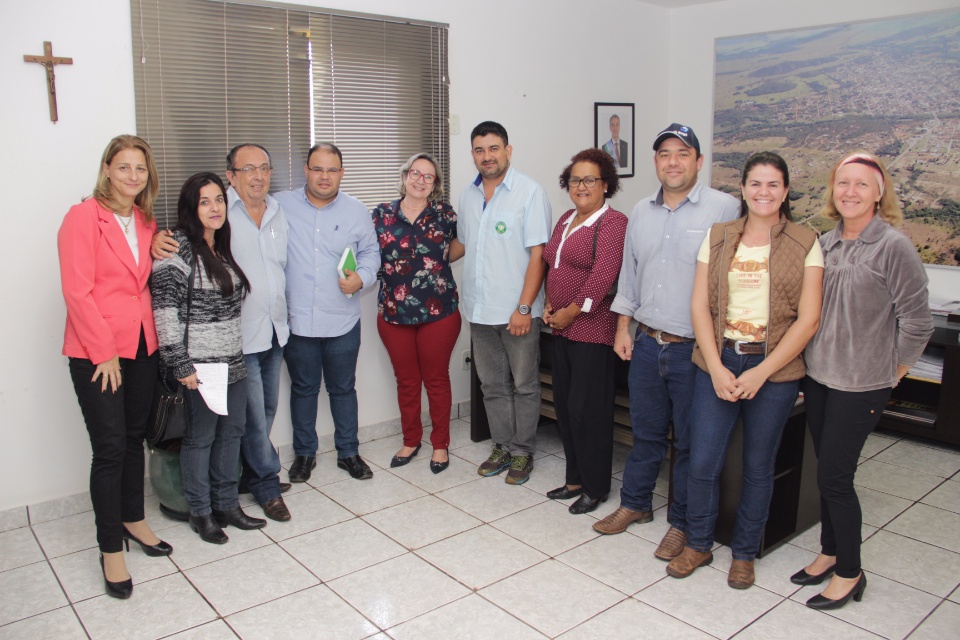 Prefeito recebe padre Israel e debate 89ª Festa de São Pedro