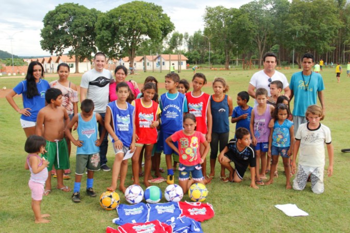 Esportes: Secretaria entrega material esportivo no Bom Viver