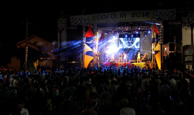 Carnaval: EcoFolia contagia foliões na primeira noite