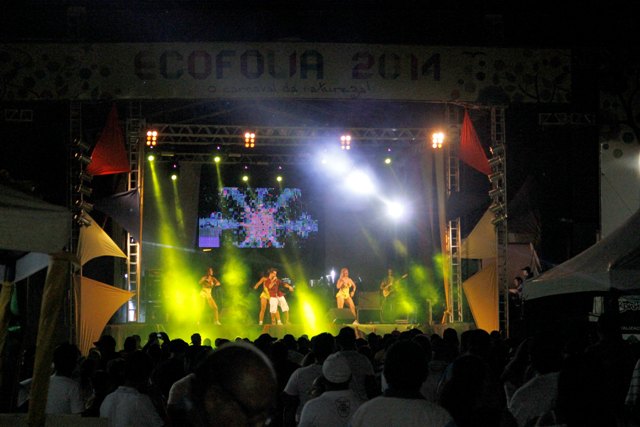Carnaval: EcoFolia contagia foliões na primeira noite