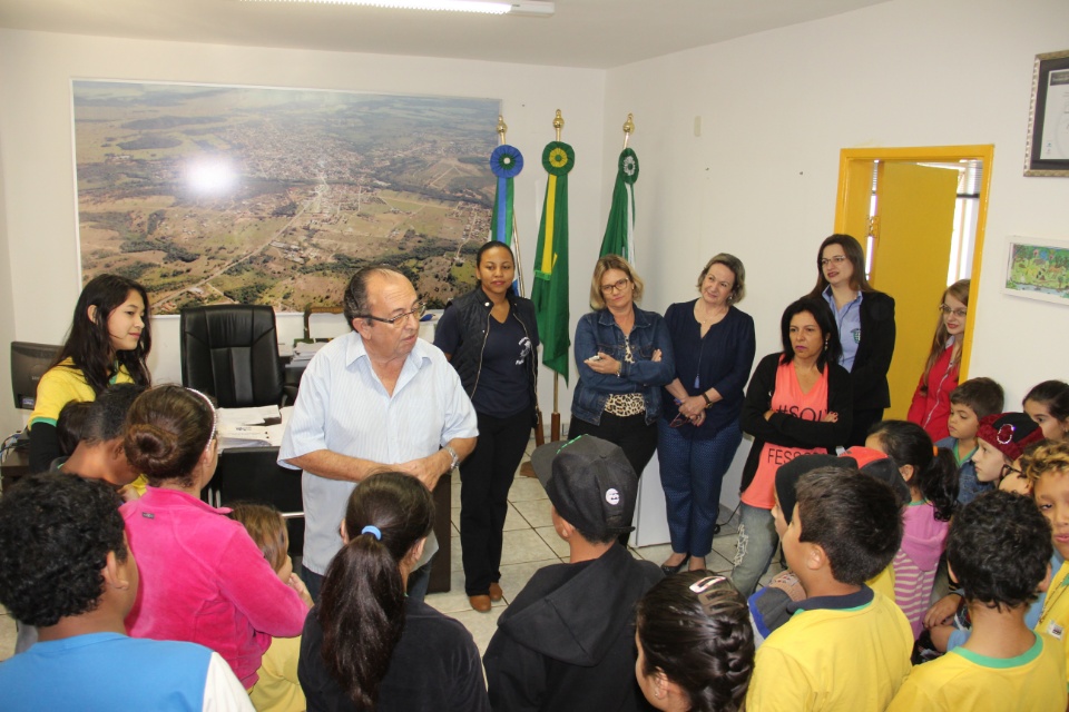 Prefeito recebe alunos da Escola João Alves da Nóbrega