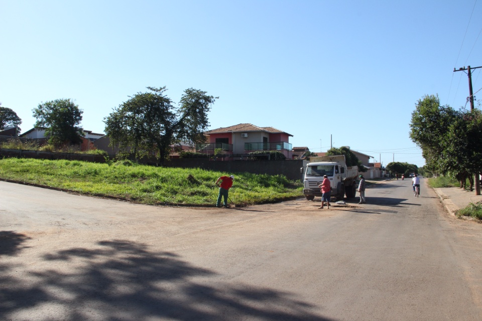 Prefeitura realiza trabalhos de tapa buraco na Rua 29 de Maio