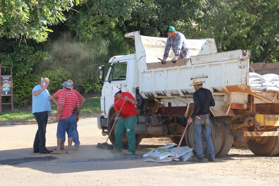 Prefeitura realiza trabalhos de tapa buraco na Rua 29 de Maio