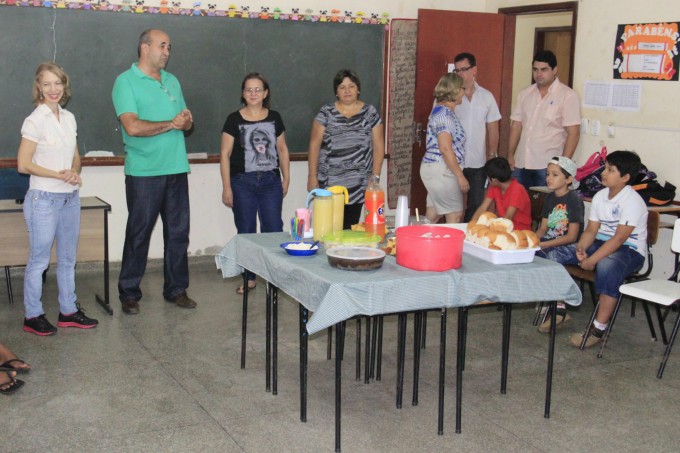 Café da manhã reúne prefeito e alunos de escola municipal