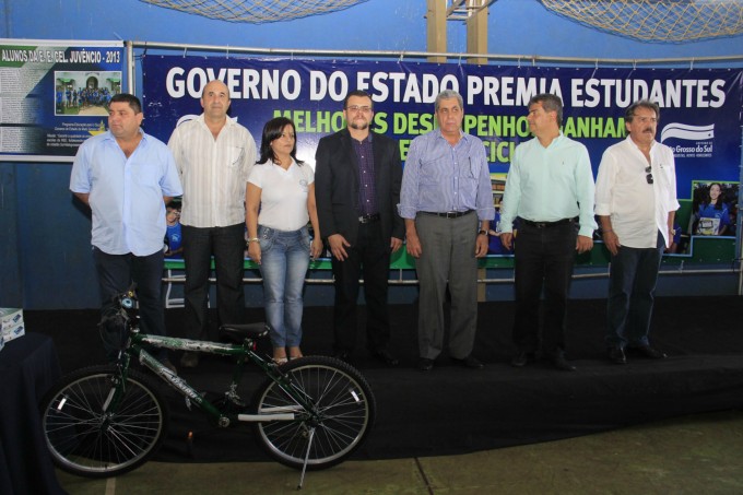 Prefeito Leleco participa juntamente com Governador, da entrega de prêmios aos melhores alunos