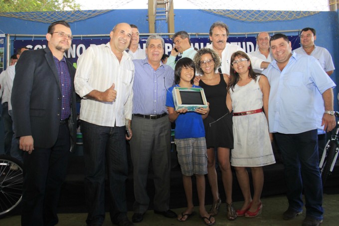 Prefeito Leleco participa juntamente com Governador, da entrega de prêmios aos melhores alunos