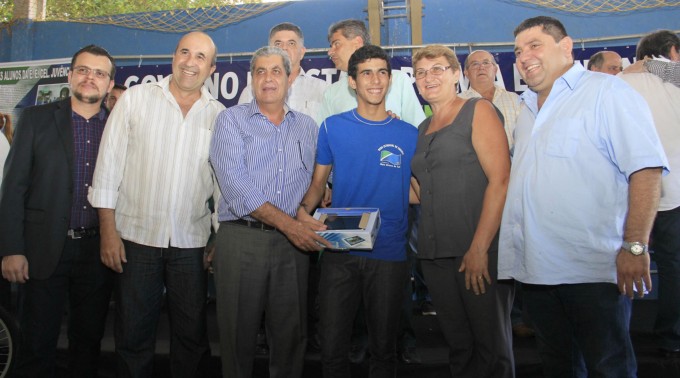 Prefeito Leleco participa juntamente com Governador, da entrega de prêmios aos melhores alunos