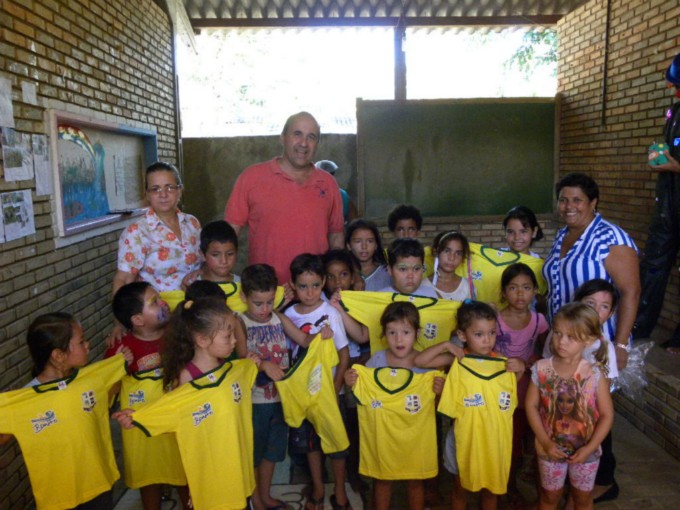 Prefeitura faz entrega dos uniformes na Escola Municipal Rural Águas do Miranda