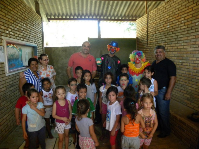 Prefeitura faz entrega dos uniformes na Escola Municipal Rural Águas do Miranda