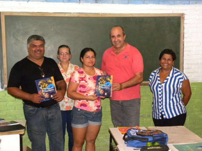 Prefeitura faz entrega dos uniformes na Escola Municipal Rural Águas do Miranda