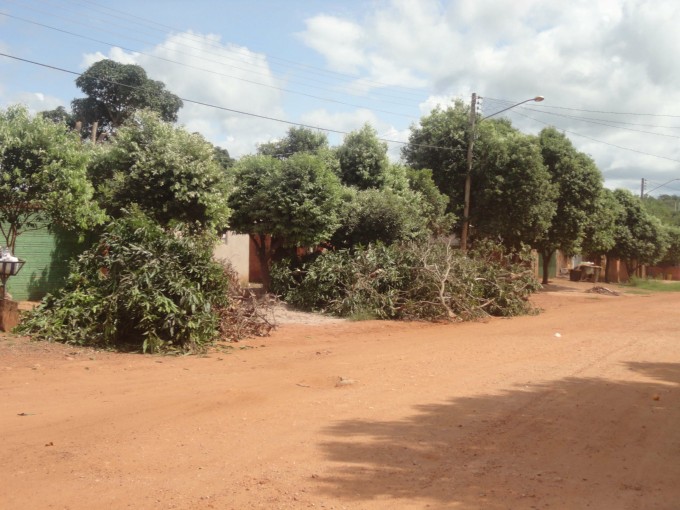 Prefeitura faz mutirão de limpeza e manutenção na Vila Machado