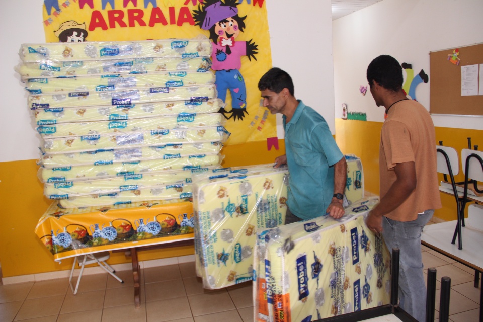 Prefeitura entrega colchões aos Centros de Educação Infantil