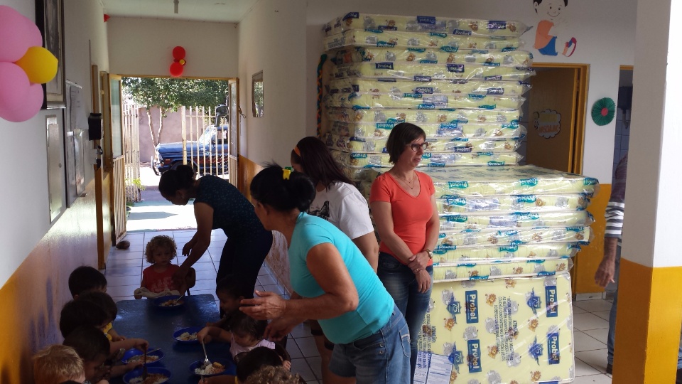 Prefeitura entrega colchões aos Centros de Educação Infantil