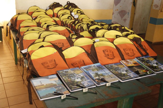 Prefeito Leleco faz entrega de mochilas para alunos da rede municipal