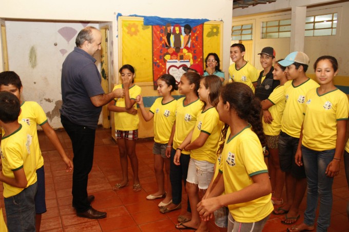 Prefeito Leleco faz entrega de mochilas para alunos da rede municipal