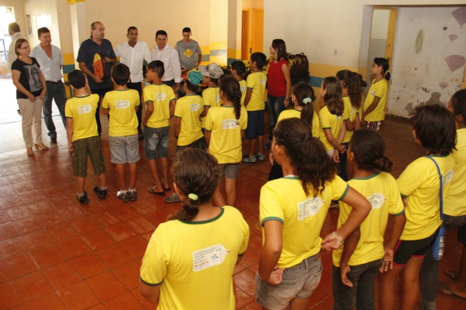 Prefeito Leleco faz entrega de mochilas para alunos da rede municipal