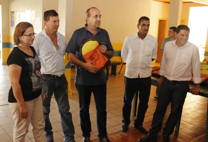 Prefeito Leleco faz entrega de mochilas para alunos da rede municipal