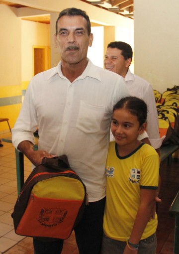 Prefeito Leleco faz entrega de mochilas para alunos da rede municipal