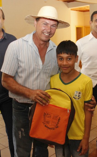 Prefeito Leleco faz entrega de mochilas para alunos da rede municipal