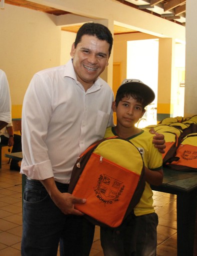 Prefeito Leleco faz entrega de mochilas para alunos da rede municipal