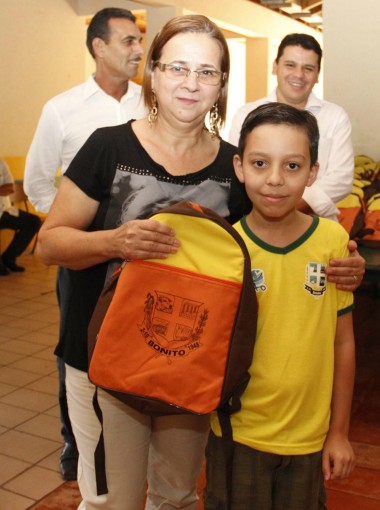 Prefeito Leleco faz entrega de mochilas para alunos da rede municipal